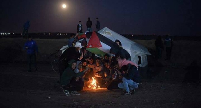 En images : Les Palestiniens continuent de camper la nuit près des frontières de Gaza.