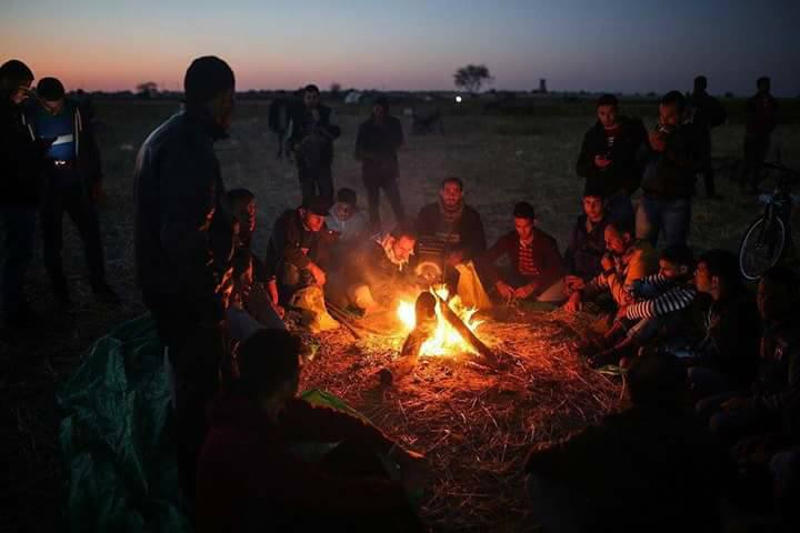 Les Palestiniens continuent de camper la nuit près des frontières de Gaza.3