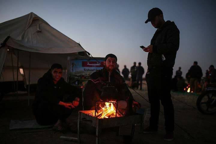 Les Palestiniens continuent de camper la nuit près des frontières de Gaza.4