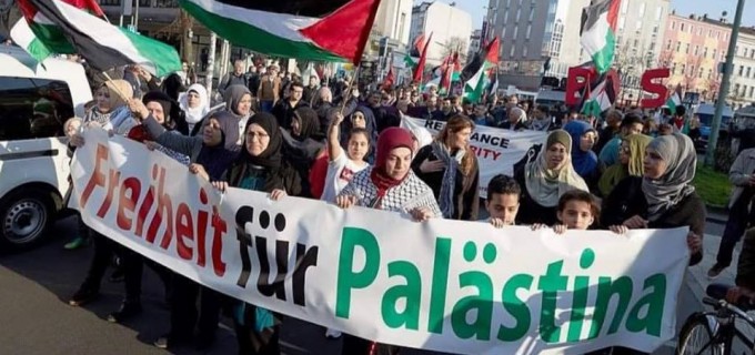 Une marche massive à Berlin en soutien à Gaza et condamnant le silence de la communauté internationale envers les crimes d’Israël