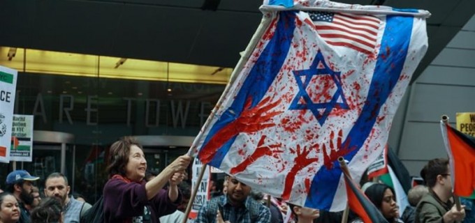 Des manifestants à New York ont élevé un drapeau sanglant israélien, en solidarité avec les palestiniens