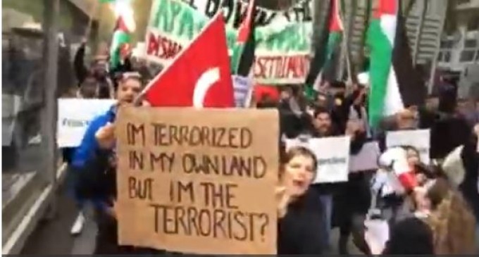 Des milliers de manifestants marchent à Melbourne, en Australie, en soutien à la Palestine et à la bande de Gaza, hier.