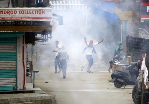 Les forces de sécurité indiennes s'affrontent avec des manifestants qui ont participé à une manifestation dans la région du Cachemire 1