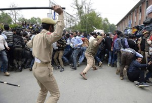 Les forces de sécurité indiennes s'affrontent avec des manifestants qui ont participé à une manifestation dans la région du Cachemire 15