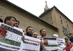 Les forces de sécurité indiennes s'affrontent avec des manifestants qui ont participé à une manifestation dans la région du Cachemire 3