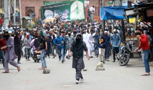 Les forces de sécurité indiennes s'affrontent avec des manifestants qui ont participé à une manifestation dans la région du Cachemire 4