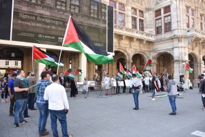 Les gens se réunissent en Autriche à Vienne en solidarité avec le peuple palestinien et pour commémorer le 70ème anniversaire de la Nakba1