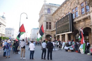 Les gens se réunissent en Autriche à Vienne en solidarité avec le peuple palestinien et pour commémorer le 70ème anniversaire de la Nakba2