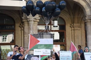 Les gens se réunissent en Autriche à Vienne en solidarité avec le peuple palestinien et pour commémorer le 70ème anniversaire de la Nakba3