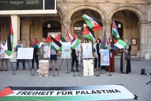 Les gens se réunissent en Autriche à Vienne en solidarité avec le peuple palestinien et pour commémorer le 70ème anniversaire de la Nakba4