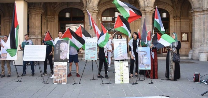 Les gens se réunissent en Autriche à Vienne en solidarité avec le peuple palestinien et pour commémorer le 70ème anniversaire de la Nakba