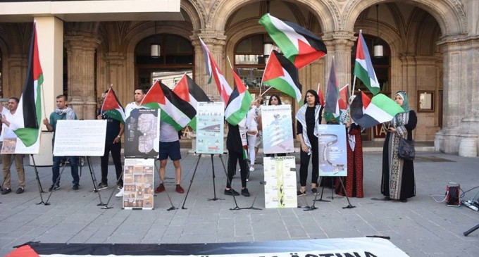 Les gens se réunissent en Autriche à Vienne en solidarité avec le peuple palestinien et pour commémorer le 70ème anniversaire de la Nakba