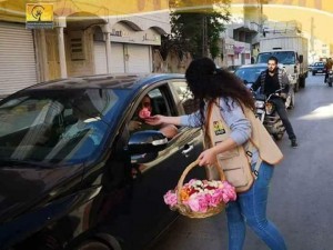 Les jeunes Syriens distribuent des fleurs à la population hier pour célébrer la victoire de l’Armée Arabe Syrienn2