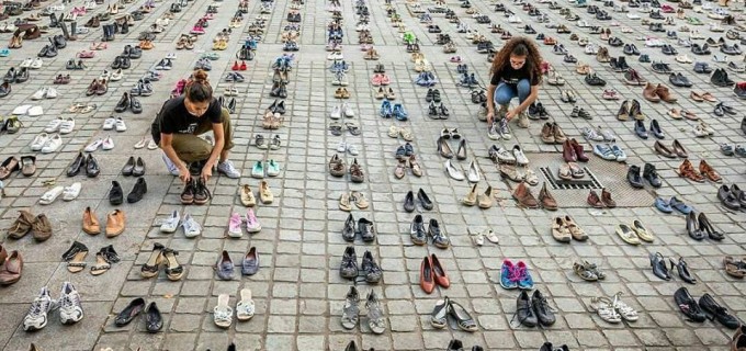 Les militants de Bruxelles expriment leur solidarité avec la Palestine en plaçant 4 500 paires de chaussures