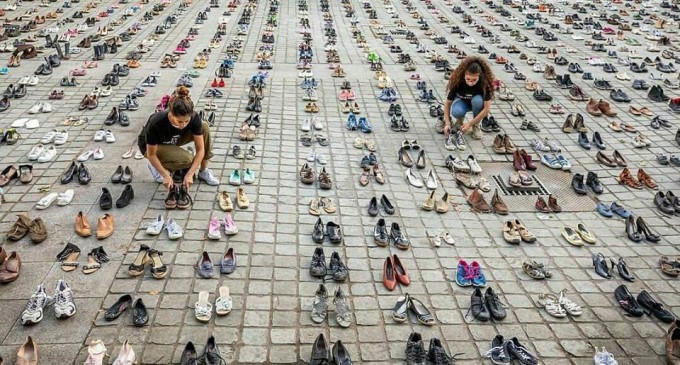 Les militants de Bruxelles expriment leur solidarité avec la Palestine en plaçant 4 500 paires de chaussures