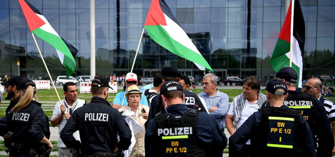 Des militants pro-Palestiniens protestent devant le parlement allemand à Berlin contre la visite du premier ministre israélien Netanyahu en Allemagne.