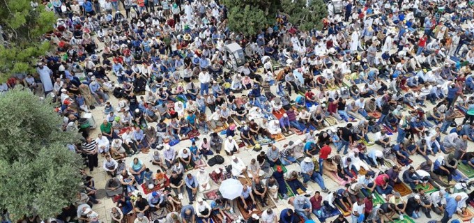 Des milliers de Palestiniens accomplissent les prières du vendredi dans la mosquée d’Al-Aqsa à Jérusalem occupée, Vendredi