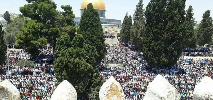 Environ 280 000 fidèles, principalement palestiniens, ont pu prier dans la mosquée D’Al-Aqsa dans la ville sainte le 4ème vendredi du Ramadan