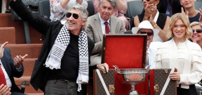 L’IMAGE DU JOUR : Roger Waters (Pink Floyd) porte son keffieh en direct pendant la finale de Roland-Garros