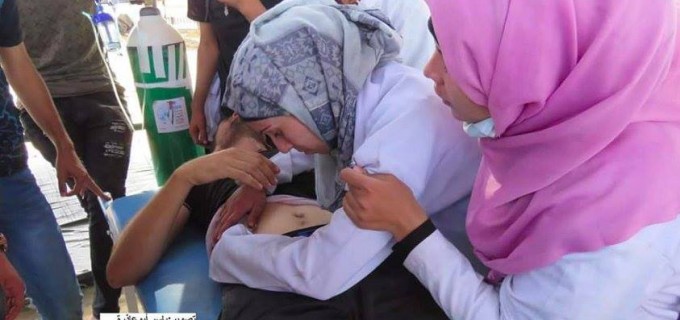 Une ambulancière palestinienne est allé faire un traitement à l’un des blessés à la frontière de Gaza et a découvert que l’un des blessés était son mari.