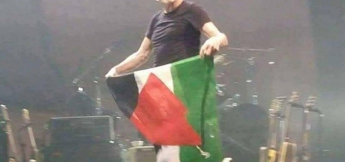 L’IMAGE DU JOUR : Le Grand Roger Waters lève le drapeau palestinien lors d’un concert en Italie.