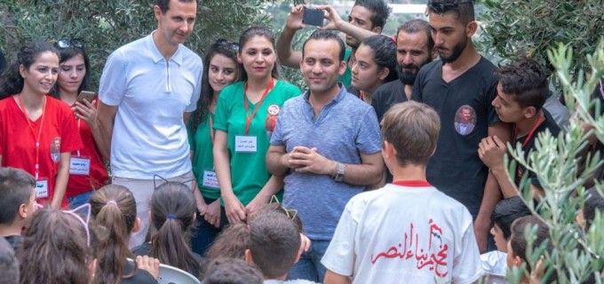 En images : Le Président Bachar Al-Assad et son épouse rendent visite à des filles et fils de martyrs, et de blessés…