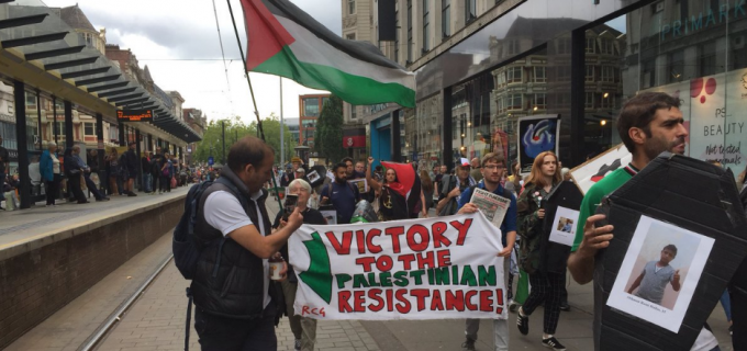 Les militants pro-Palestiniens manifestent à Manchester pour demander la fin de la terreur israélienne contre le peuple palestinien