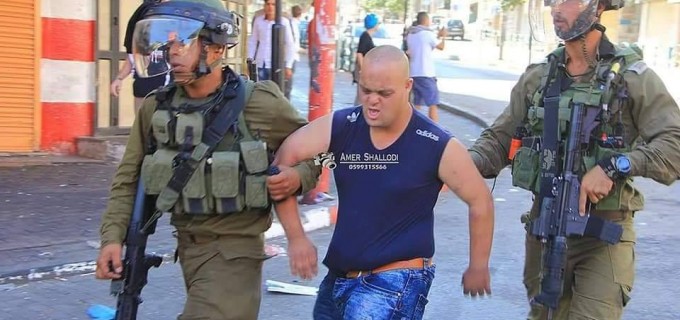 Les soldats d’occupation israéliens arrêtent un jeune palestinien avec le syndrome de Down (Trisomie 21) à Al Khalil, dans le sud de la Cisjordanie