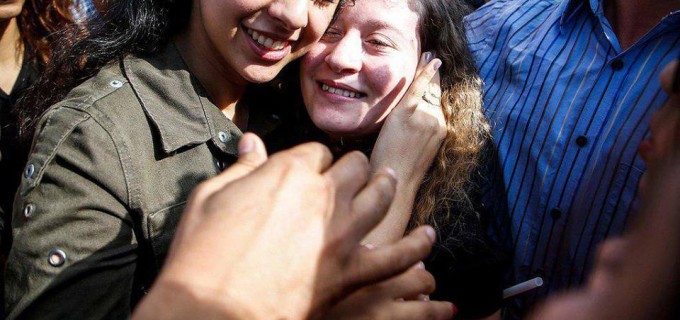 L’icône de la Résistance palestinienne Aheed Tamimi est libérée des prisons israéliennes après 8 mois de détention