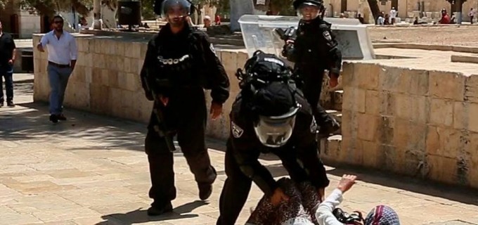 Oui, c’est un soldat de l’armée la plus morale du monde, agresser et humilier une fille palestinienne qui vient de prier à la mosquée d’Al-Aqsa !  Photo prise le vendredi 27 juillet.