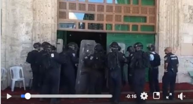 Regardez | Un groupe de fidèles palestiniens a cherché refuge contre les agressions israéliennes à l’intérieur de la mosquée Al-Qibli