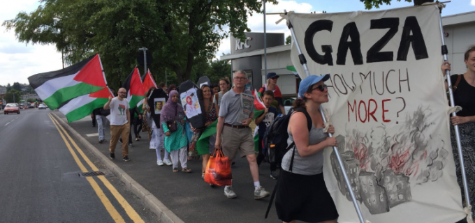 À Oldham (Ville en Angleterre), des militants pro-Palestiniens protestent contre l’existence immorale d’une usine d’armes israélienne, mortelle sur le sol britannique