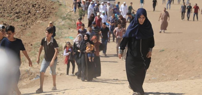 Les familles palestiniennes participent aux manifestations de la Grande Marche du Retour à la frontière de Gaza