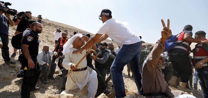 Les forces d’occupation israéliennes agressent les manifestants palestiniens et les militants de la solidarité internationale dans le village de Khan Al-Ahmar, à l’est de Jérusalem, aujourd’hui