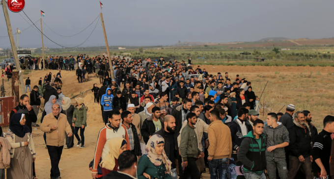 Des milliers de palestiniens prennent part aux manifestations de la Grande Marche du Retour à la frontière de Gaza, aujourd’hui.