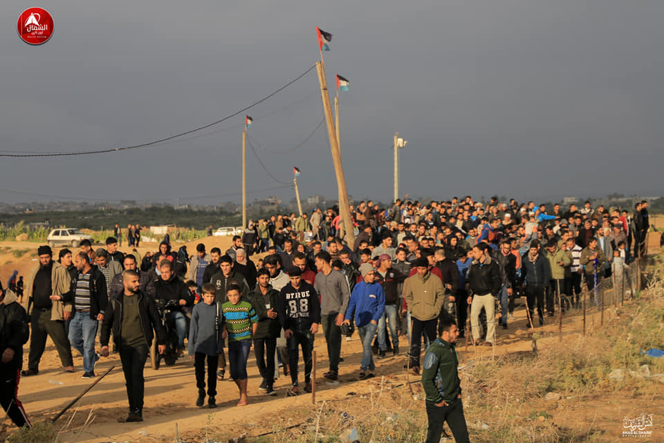 Des milliers de palestiniens prennent part aux manifestations de la Grande Marche du Retour à la frontière de Gaza, aujourd'hui.3