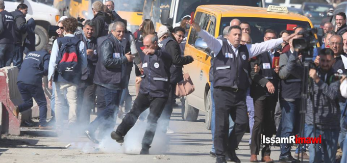 Les forces d’occupation israéliennes tirent des gaz lacrymogènes pour disperser les journalistes mondiaux et palestiniens sur une marche non violente au point de contrôle de Qalandia