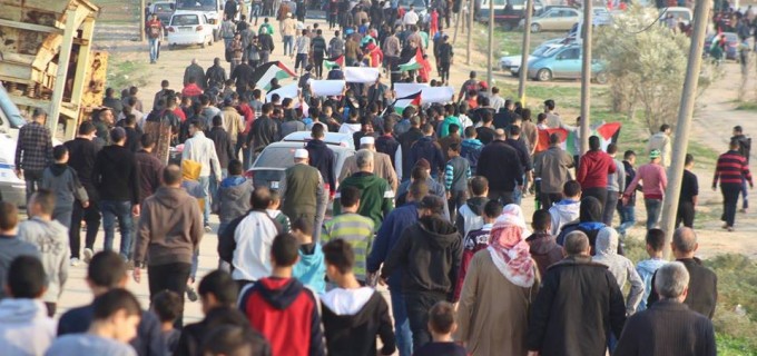 Des milliers de palestiniens participent aux manifestations de la Grande Marche du Retour à la frontière de Gaza, aujourd’hui