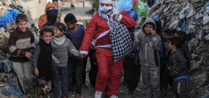 Le Père Noël dessine un sourire sur les visages des enfants de Gaza