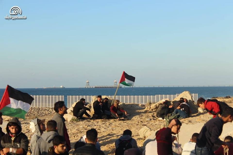 Les Palestiniens prennent part à la Grande Marche du Retour à la frontière nord de la bande de Gaza, aujourd'hui.1