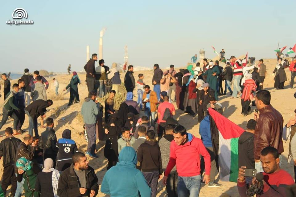 Les Palestiniens prennent part à la Grande Marche du Retour à la frontière nord de la bande de Gaza, aujourd'hui.2