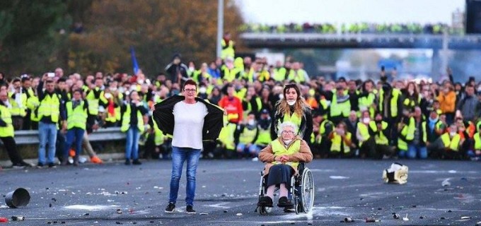 Quelques images des Gilets jaunes qui manifestent partout en France