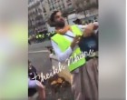 Un groupe de musique folklorique maghrébine chantent en soutien aux Gilets jaunes sur les Champs-Élysées