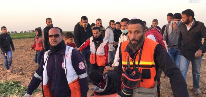 4 médecins Palestiniens ont été étouffés par inhalation de gaz après que des soldats de l’occupation israélienne ont tiré une bombe lacrymogène dans une ambulance à la frontière de Gaza à l’Est de Khan Younes