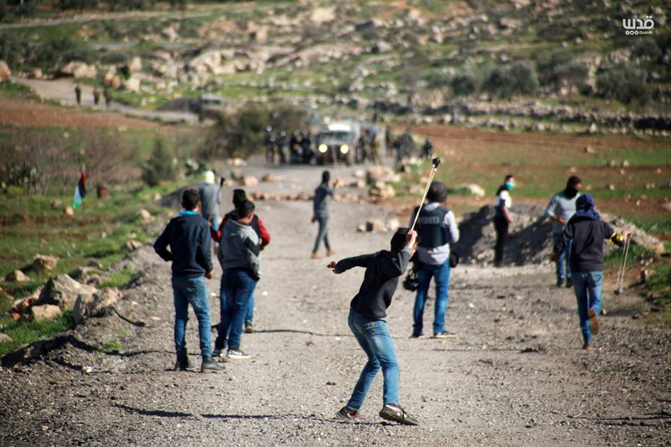 Des scènes des affrontements d'aujourd'hui entre les soldats de l'occupation israélienne et les manifestants Palestiniens dans le village d'al-Mughayer dans la Cisjordanie occupée.