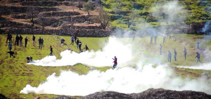 Des scènes des affrontements d’aujourd’hui entre les soldats de l’occupation israélienne et les manifestants Palestiniens dans le village d’al-Mughayer dans la Cisjordanie occupée