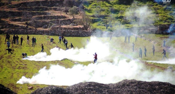 Des scènes des affrontements d’aujourd’hui entre les soldats de l’occupation israélienne et les manifestants Palestiniens dans le village d’al-Mughayer dans la Cisjordanie occupée