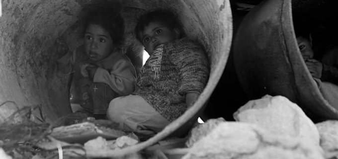 Les enfants palestiniens sans abri doivent faire face à une atmosphère froide d’hiver dans la région de la vallée du Jourdain, en Cisjordanie occupée