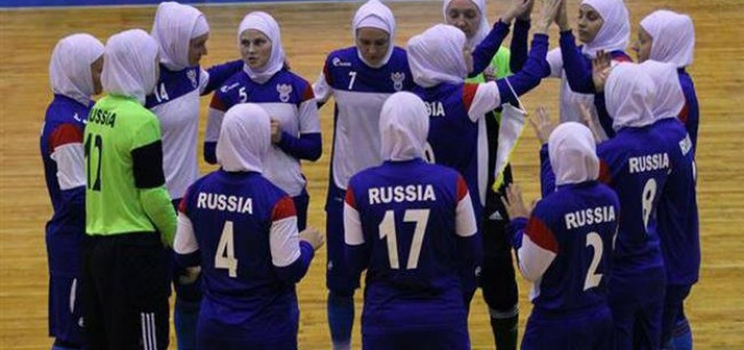 L’équipe russe de futsal joue contre des Iraniennes en hijab en signe de respect pour la religion islamique iranienne