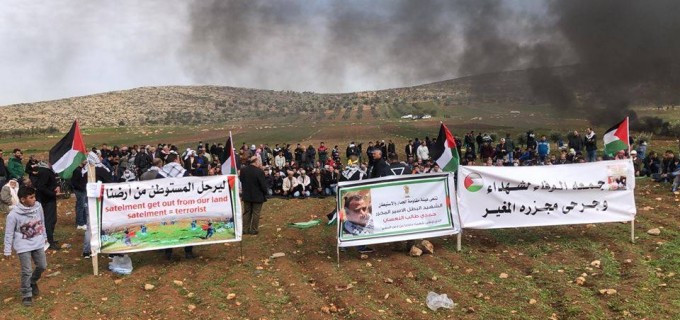 Au moins 4 manifestants palestiniens ont été blessés par des coups de feu israéliens après que des soldats de l’occupation ont attaqué une manifestation dans le village d’al-Mughayer, au Nord-est de Ramallah, contre les attaques israéliennes